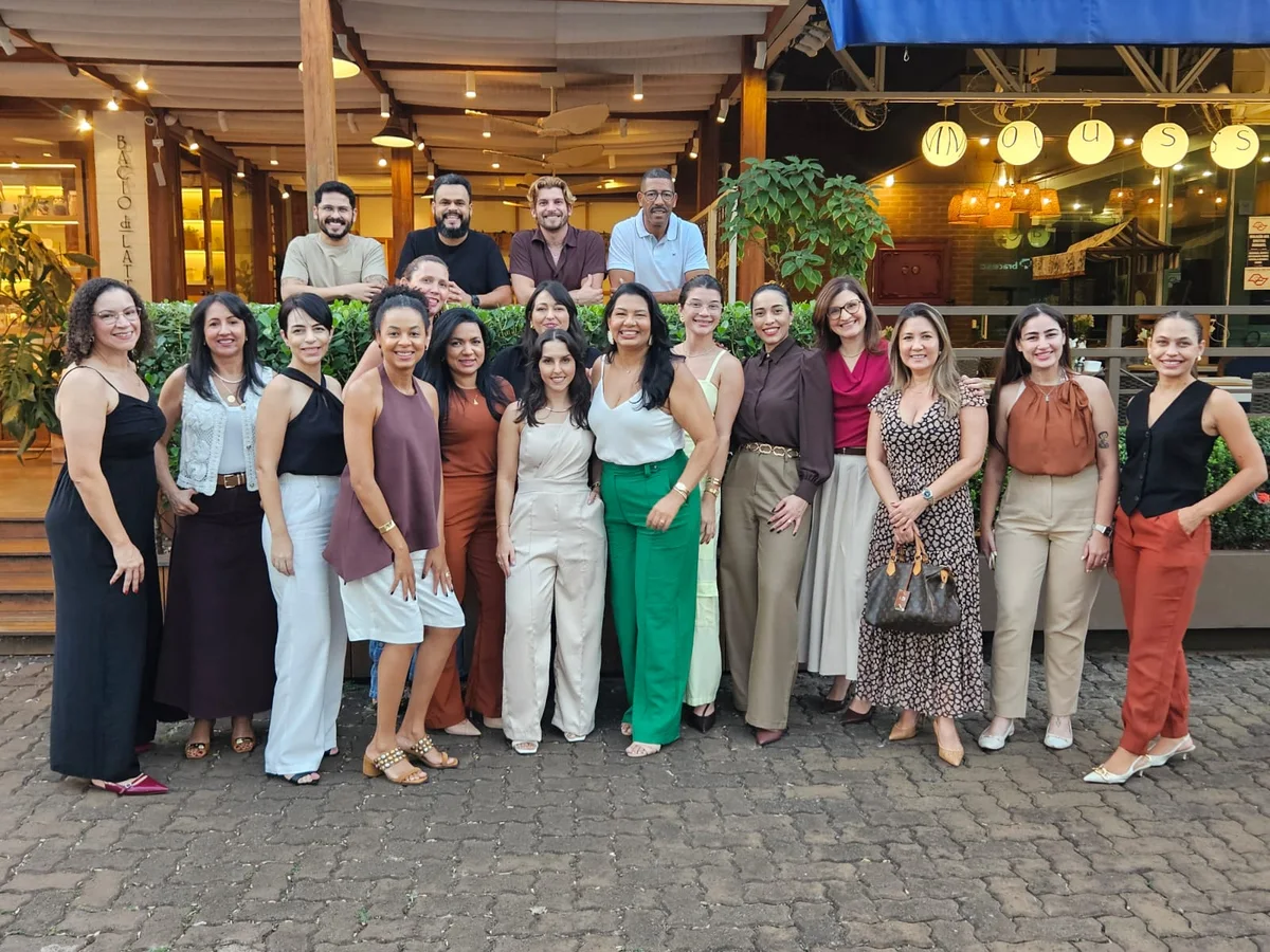 Participantes reunidos em frente ao espaço do encontro