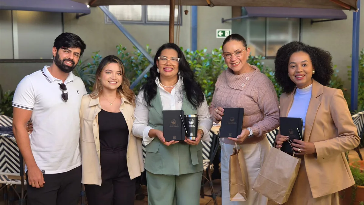 Participantes com materiais da Conexão & Crescimento